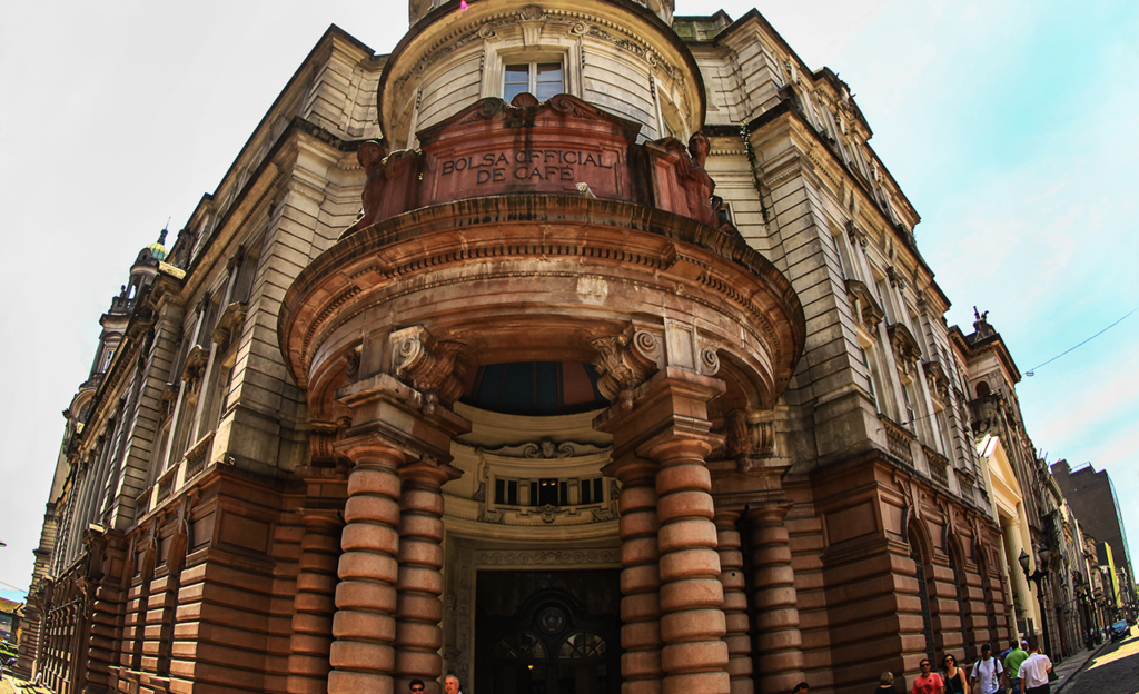 Explore o majestoso Museu do Café em Santos, com sua arquitetura neoclássica, vitrais impressionantes e relíquias históricas da era do ouro do café, iluminado pela luz natural.