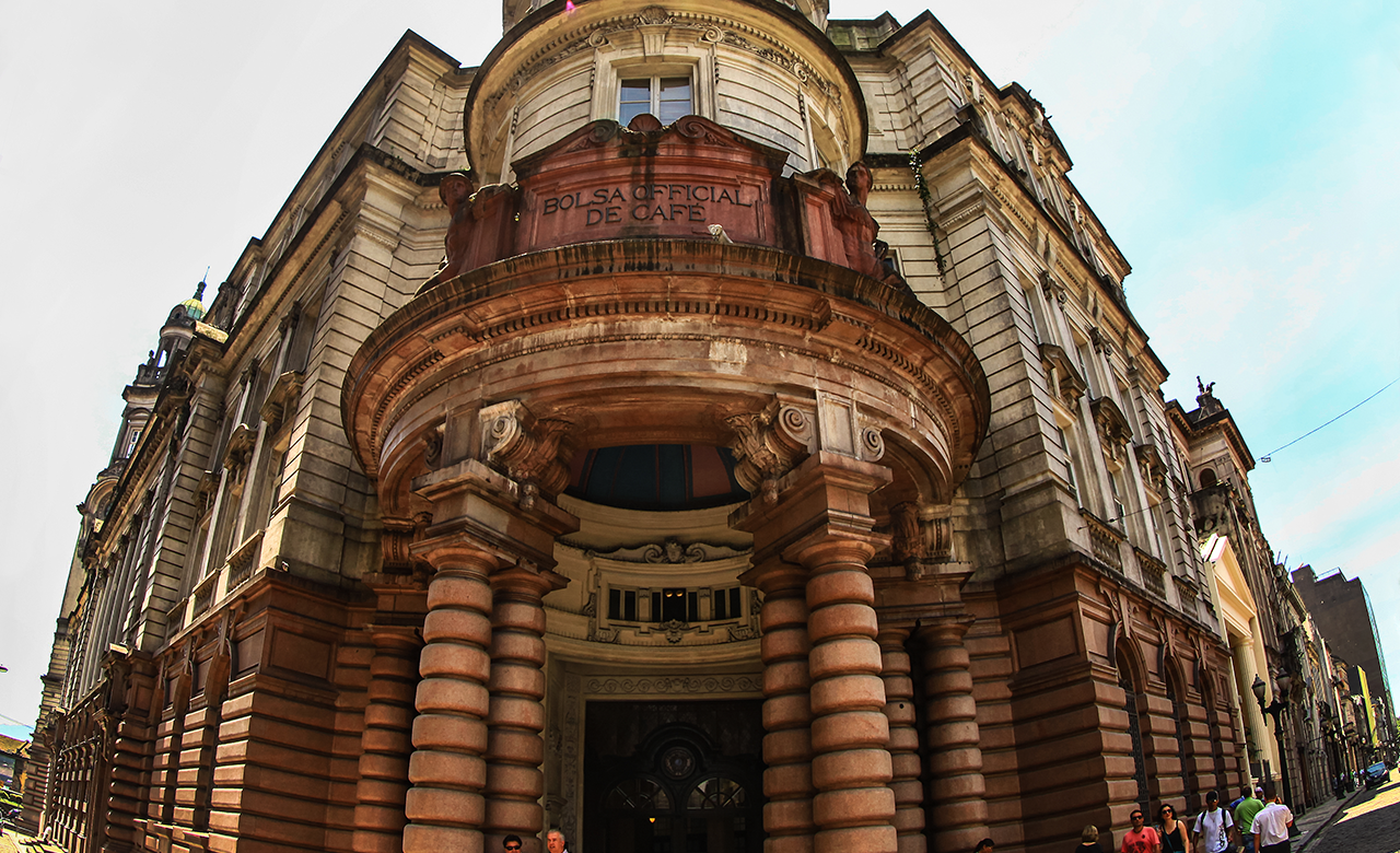 Explore o majestoso Museu do Café em Santos, com sua arquitetura neoclássica, vitrais impressionantes e relíquias históricas da era do ouro do café, iluminado pela luz natural.